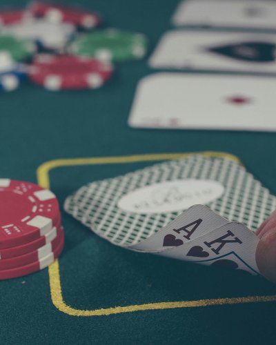 Échecs ou Poker : Quel est le véritable roi des jeux de stratégie?